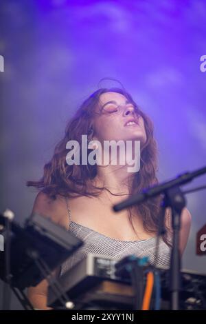 Paris, Frankreich. August 2024. Aidan Noell von der Band Nation of Language tritt live beim Rock en seine Festival auf. The Nation of Language, eine nordamerikanische Indie-Pop-Band, trat live beim Rock en seine Festival in Paris auf. (Foto: Telmo Pinto/SOPA Images/SIPA USA) Credit: SIPA USA/Alamy Live News Stockfoto