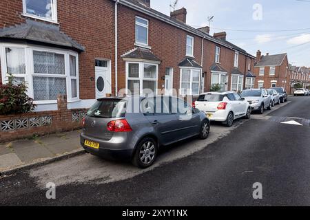 Exeter, Großbritannien. 31. August Sind diese Straßenreparaturen in Exeter die schlimmsten in Großbritannien? Die Bewohner der Ebrington Road in Exeter waren schockiert und ungläubig über den Zustand der Straßenreparaturen, die von Bauunternehmern im Auftrag des Devon County Council (DCC) durchgeführt wurden. Die schlechte Verarbeitung beinhaltete das Tarmern über einem Abfluss, das Tarmern um geparkte Autos und das schlechte Finishing um Mannlochabdeckungen, was die Anwohner beunruhigt hat, da sie eine Stolpergefahr darstellen! Die Arbeiten wurden am 12. August begonnen und abgeschlossen, wobei DCC versprach, die Arbeiten bald abzuschließen… Quelle: Mark Passmore/ Alamy Live News Stockfoto