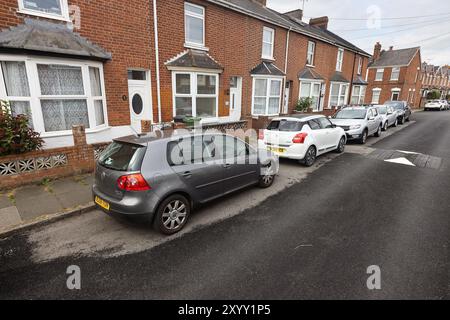 Exeter, Großbritannien. 31. August Sind diese Straßenreparaturen in Exeter die schlimmsten in Großbritannien? Die Bewohner der Ebrington Road in Exeter waren schockiert und ungläubig über den Zustand der Straßenreparaturen, die von Bauunternehmern im Auftrag des Devon County Council (DCC) durchgeführt wurden. Die schlechte Verarbeitung beinhaltete das Tarmern über einem Abfluss, das Tarmern um geparkte Autos und das schlechte Finishing um Mannlochabdeckungen, was die Anwohner beunruhigt hat, da sie eine Stolpergefahr darstellen! Die Arbeiten wurden am 12. August begonnen und abgeschlossen, wobei DCC versprach, die Arbeiten bald abzuschließen… Quelle: Mark Passmore/ Alamy Live News Stockfoto