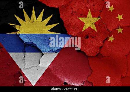 Flaggen von Antigua, Barbuda und China auf gerissene Wand gemalt Stockfoto