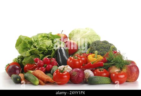 Komposition mit rohem Gemüse isoliert auf weiss Stockfoto