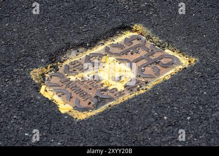 Exeter, Großbritannien. 31. August Sind diese Straßenreparaturen in Exeter die schlimmsten in Großbritannien? Die Bewohner der Ebrington Road in Exeter waren schockiert und ungläubig über den Zustand der Straßenreparaturen, die von Bauunternehmern im Auftrag des Devon County Council (DCC) durchgeführt wurden. Die schlechte Verarbeitung beinhaltete das Tarmern über einem Abfluss, das Tarmern um geparkte Autos und das schlechte Finishing um Mannlochabdeckungen, was die Anwohner beunruhigt hat, da sie eine Stolpergefahr darstellen! Die Arbeiten wurden am 12. August begonnen und abgeschlossen, wobei DCC versprach, die Arbeiten bald abzuschließen… Detail des schlechten Finales um eine Ma Stockfoto