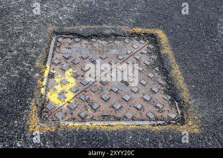 Exeter, Großbritannien. 31. August Sind diese Straßenreparaturen in Exeter die schlimmsten in Großbritannien? Die Bewohner der Ebrington Road in Exeter waren schockiert und ungläubig über den Zustand der Straßenreparaturen, die von Bauunternehmern im Auftrag des Devon County Council (DCC) durchgeführt wurden. Die schlechte Verarbeitung beinhaltete das Tarmern über einem Abfluss, das Tarmern um geparkte Autos und das schlechte Finishing um Mannlochabdeckungen, was die Anwohner beunruhigt hat, da sie eine Stolpergefahr darstellen! Die Arbeiten wurden am 12. August begonnen und abgeschlossen, wobei DCC versprach, die Arbeiten bald abzuschließen… Detail des schlechten Finales um eine Ma Stockfoto