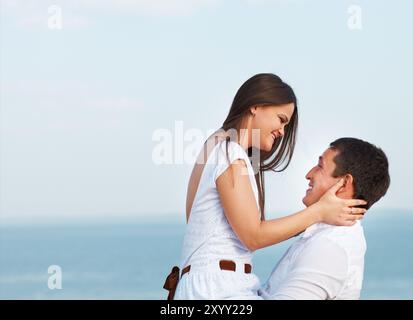 Junge glückliche Paar in Liebe am Meer im Sommertag. Outdoor portrait Stockfoto