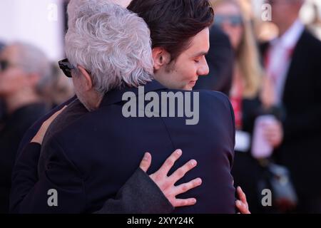 Louis Partridge und Alfonso Cuaron nehmen während des 81. Internationalen Filmfestivals von Venedig am 30. August an einem roten Teppich für „Disclaimer - Chapter 5-7“ Teil. Stockfoto