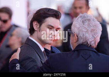 Louis Partridge und Alfonso Cuaron nehmen während des 81. Internationalen Filmfestivals von Venedig am 30. August an einem roten Teppich für „Disclaimer - Chapter 5-7“ Teil. Stockfoto