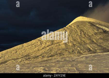 Zwei Männer auf dem Südgipfel von Kebnekaise, Norrbotten, Lappland, Schweden, August 2013, Europa Stockfoto