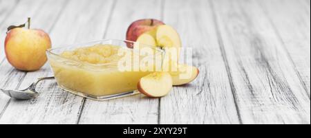 Hausgemachter Apfelmus (selektiver Fokus, Nahaufnahme) auf Vintage-Hintergrund mit einigen frischen Früchten Stockfoto