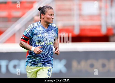 Enschede, Niederlande. 31. August 2024. ENSCHEDE, NIEDERLANDE - AUGUST 31: Sherida Spitse vom AFC Ajax sieht beim niederländischen Super Cup Vrouwen Spiel zwischen dem FC Twente Women und dem AFC Ajax Women am 31. August 2024 in de Grolsch Veste in Enschede, Niederlande, an. (Foto: Raymond Smit/Orange Pictures) Credit: dpa/Alamy Live News Stockfoto