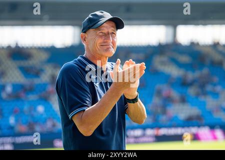 Bochum, Deutschland. 31. August 2024. Fußball: Bundesliga, VfL Bochum - Borussia Mönchengladbach, Spieltag 2, Vonovia Ruhrstadion: Bochumer Trainer Peter Zeidler betritt das Stadion. Hinweis: David Inderlied/dpa - WICHTIGER HINWEIS: Gemäß den Vorschriften der DFL Deutschen Fußball-Liga und des DFB Deutschen Fußball-Bundes ist es verboten, im Stadion und/oder des Spiels aufgenommene Fotografien in Form von sequenziellen Bildern und/oder videoähnlichen Fotoserien zu verwenden oder zu verwenden./dpa/Alamy Live News Stockfoto