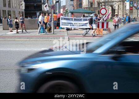 München, Deutschland. 31. August 2024. Demonstranten der letzten Generation treffen sich zu einer geplanten 24-Stunden-Demonstration in der Prielmayerstraße. Quelle: Lukas Barth/dpa/Alamy Live News Stockfoto