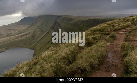 Dunkle Wolken über Llyn y Ventilator Fach und Picws Du (Bannau Sir Gaer) im Carmarthen Fans, Carmarthenshire, Wales, Großbritannien Stockfoto