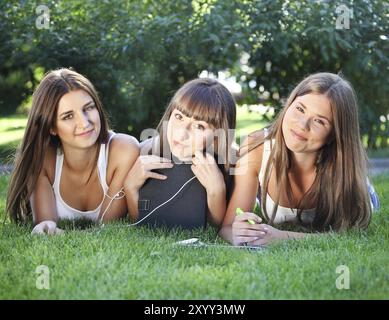 Glückliche junge Mädchen, die Spaß mit einem Tablet-Computer haben Stockfoto