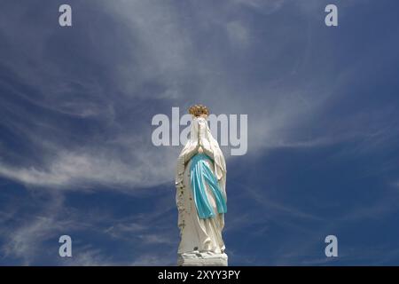 Unsere Lieben Frau in Lourdes Statue Gekrönte Madonna unter Lieben Frau in Lourdes auf dem Rosenkranz-Platz im Marienwallfahrtsort Lourdes, Pyrenäe Stockfoto