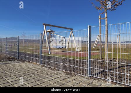 Eingezäunter Spielplatz neben einem Kindergarten Stockfoto