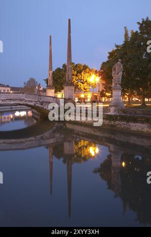 Prato della Valle in der Abenddämmerung, Padua, Veneto, Italien, Europa Stockfoto