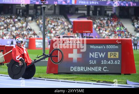 Paris, Frankreich. 31. August 2024. Catherine Debrunner vom Team Schweiz feiert nach dem Gewinn der Goldmedaille und dem Aufstellen eines neuen paralympischen Rekords in einer Zeit von 10.43.62 im 5000 m T54-Rennen der Frauen am dritten Tag der Paralympischen Sommerspiele 2024 im Stade de France am 31. August 2024 in Paris, Frankreich Foto von Gary Mitchell Credit: Gary Mitchell, GMP Media/Alamy Live News Stockfoto