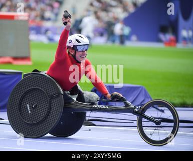 Paris, Frankreich. 31. August 2024. Catherine Debrunner vom Team Schweiz feiert nach dem Gewinn der Goldmedaille und dem Aufstellen eines neuen paralympischen Rekords in einer Zeit von 10.43.62 im 5000 m T54-Rennen der Frauen am dritten Tag der Paralympischen Sommerspiele 2024 im Stade de France am 31. August 2024 in Paris, Frankreich Foto von Gary Mitchell Credit: Gary Mitchell, GMP Media/Alamy Live News Stockfoto