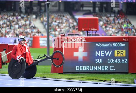 Paris, Frankreich. 31. August 2024. Catherine Debrunner vom Team Schweiz feiert nach dem Gewinn der Goldmedaille und dem Aufstellen eines neuen paralympischen Rekords in einer Zeit von 10.43.62 im 5000 m T54-Rennen der Frauen am dritten Tag der Paralympischen Sommerspiele 2024 im Stade de France am 31. August 2024 in Paris, Frankreich Foto von Gary Mitchell Credit: Gary Mitchell, GMP Media/Alamy Live News Stockfoto