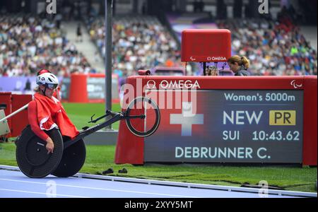 Paris, Frankreich. 31. August 2024. Catherine Debrunner vom Team Schweiz feiert nach dem Gewinn der Goldmedaille und dem Aufstellen eines neuen paralympischen Rekords in einer Zeit von 10.43.62 im 5000 m T54-Rennen der Frauen am dritten Tag der Paralympischen Sommerspiele 2024 im Stade de France am 31. August 2024 in Paris, Frankreich Foto von Gary Mitchell Credit: Gary Mitchell, GMP Media/Alamy Live News Stockfoto
