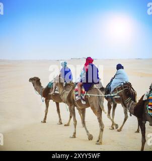 Gruppe von Touristen, die eine Wüstenkamel-Safari machen. Sahara-Landschaft, Tunesien, Afrika Stockfoto