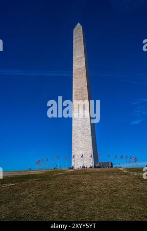 Eine vertikale Weitwinkelaufnahme mit Blick auf das Washington Monument vor einem tiefblauen Himmel. Stockfoto