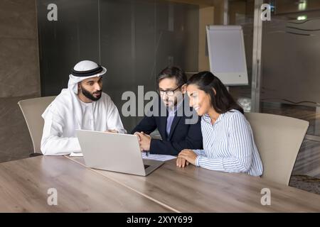 Junger arabischer Geschäftsmann, der Immobilien online präsentiert Stockfoto