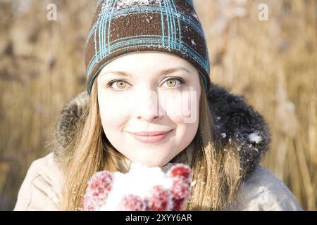 Pretty Woman Portrait auf dem Natur-Hintergrund Stockfoto