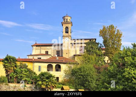 Kirche Sant Alessandro und Kirche Tiburzio -Besozzo Chiesa parrocchiale dei Santi Alessandro e Tiburzio Martiri in Italien Stockfoto