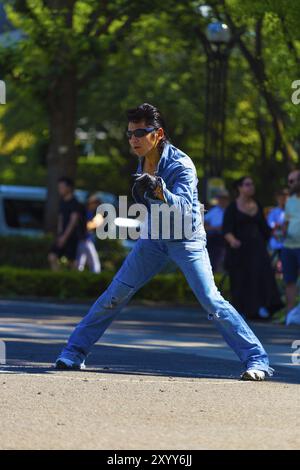 TOKIO, JAPAN, 26. JUNI 2016: Rockabilly tanzt männlich in Vintage-Full-jean-Outfit und geschlitzten Haaren bei der wöchentlichen Rock-and-Roll-Musik im Yoyog Stockfoto