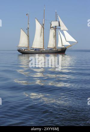 Der Dreimast-Topsegel-Schoner Albatros an der Ostsee. Schoner auf der ostsee Stockfoto