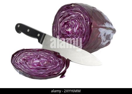 Rotkohl in Scheiben geschnitten und ein Messer auf weißem Hintergrund Stockfoto