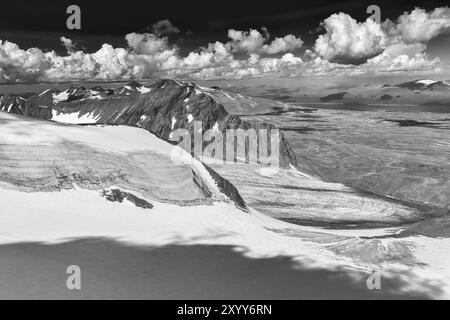 Blick über den Suottasj-Gletscher nach Suottasjtjahkka und dem aka-Massiv, Sarek-Nationalpark, Weltkulturerbe Laponien, Norrbotten, Lappland, Schweden, 2. Juli Stockfoto