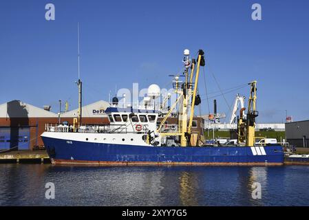 Den Helder, Niederlande. April 2023 Ein Fischtrawler im Hafen von den Helder Stockfoto