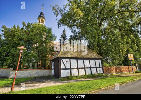 Ehemalige Feuerwehr vor der Kirche, Wartenburg Kemberg, Sachsen-Anhalt, Deutschland, Europa Stockfoto