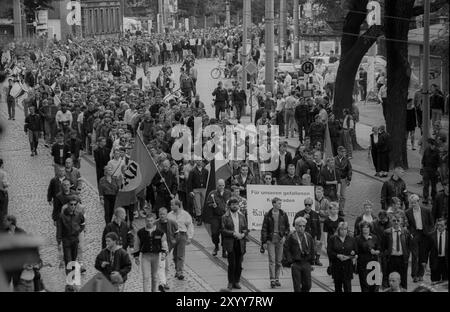 Deutschland, Dresden, 15. Juni 1991, Trauerzug für den neonazistischen Rainer Sonntag, der von Zuhältern erschossen wurde, Demonstrationszug, Europa Stockfoto