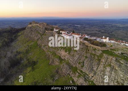 Marvao Drohne Luftaufnahme des historischen Dorfes und Serra de Sao Mamede Berg bei Sonnenuntergang, in Portugal Stockfoto