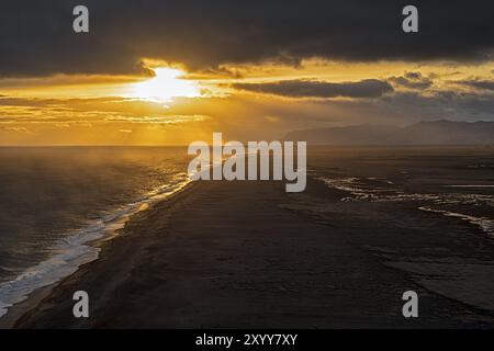 Blick auf den schwarzen Sandstrand von Dyrholaey Promontory an der Atlantischen Südküste bei Sonnenuntergang, Island, Europa Stockfoto