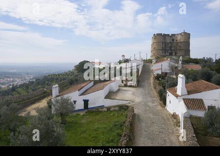 Evoramonte Stadtmauer historische Gebäude und Olivenhaine Park in Alentejo, Portugal, Europa Stockfoto