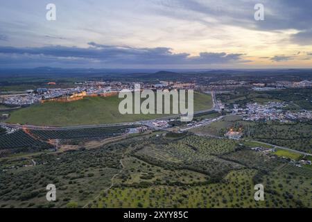 Elvas Stadtbild Drohne Luftpanorama mit schöner grüner Landschaft von Alentejo, in Portugal Stockfoto