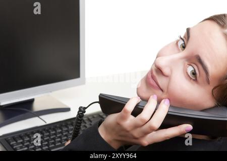 Geschäftsfrau, die am Telefon sprechen während der Arbeit am Computer, isoliert in weiß Stockfoto