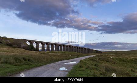 Das Ribblehead Viaduct an der Settle-Carlisle Railway in der Nähe von Ingleton in den Yorkshire Dales, North Yorkshire, England Stockfoto