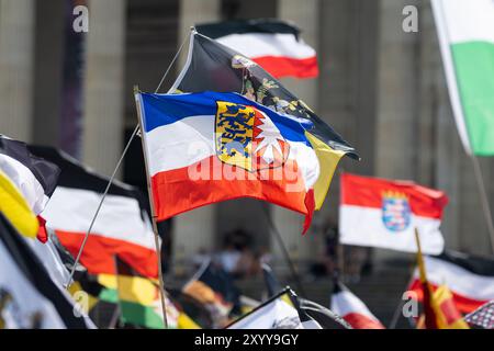 München, Deutschland. 31. August 2024. Auf dem Königsplatz findet eine Demonstration von Reichsbürgern „das große Treffen der Bundesstaaten, Heimath und Weltfrieden“ statt. Quelle: -/dpa/Alamy Live News Stockfoto