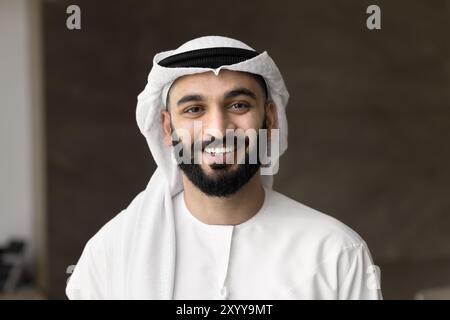 Positiver, gutaussehender arabischer Geschäftsmann mit Bart, der in die Kamera schaut Stockfoto