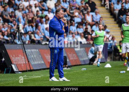 Coventry, Großbritannien. 31. August 2024. Coventry City Manager Mark Robins denkt beim SKY Bet EFL Championship Match von Coventry City FC gegen Norwich City FC in der Coventry Building Society Arena, Coventry, England, Großbritannien am 31. August 2024 nach. Credit: Every Second Media/Alamy Live News Stockfoto