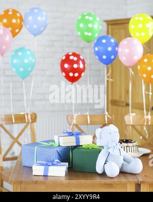 Baby-Dusche. Süßigkeiten und Geschenke auf dem Tisch. Dekoriert mit Luftballons Stockfoto