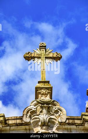 Barocke Kruzifix auf der Oberseite des antiken und historischen Kirche in der Stadt von Ouro Preto in Minas Gerais Stockfoto