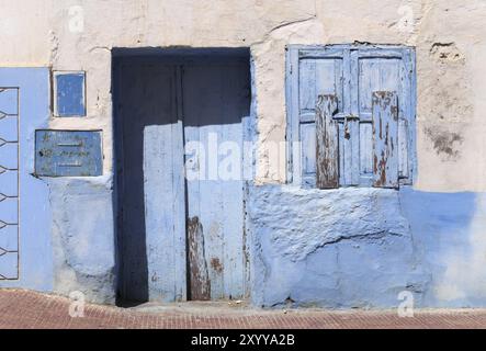 Tür und Fenster eines Hauses in Sidi Ifni, Marokko, Afrika Stockfoto