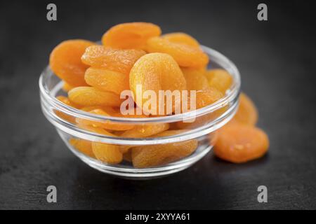 Portion frische getrocknete Aprikosen (Nahaufnahme, selektiver Fokus) Stockfoto