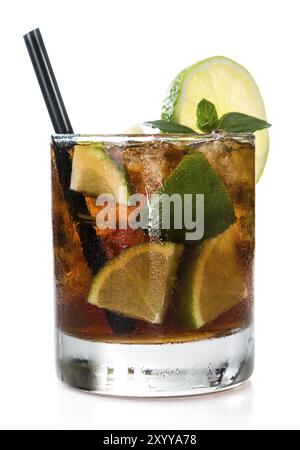 Frisch gemacht Cuba Libre (isoliert auf weißem Hintergrund) mit braunen Rum und Limettensaft Stockfoto